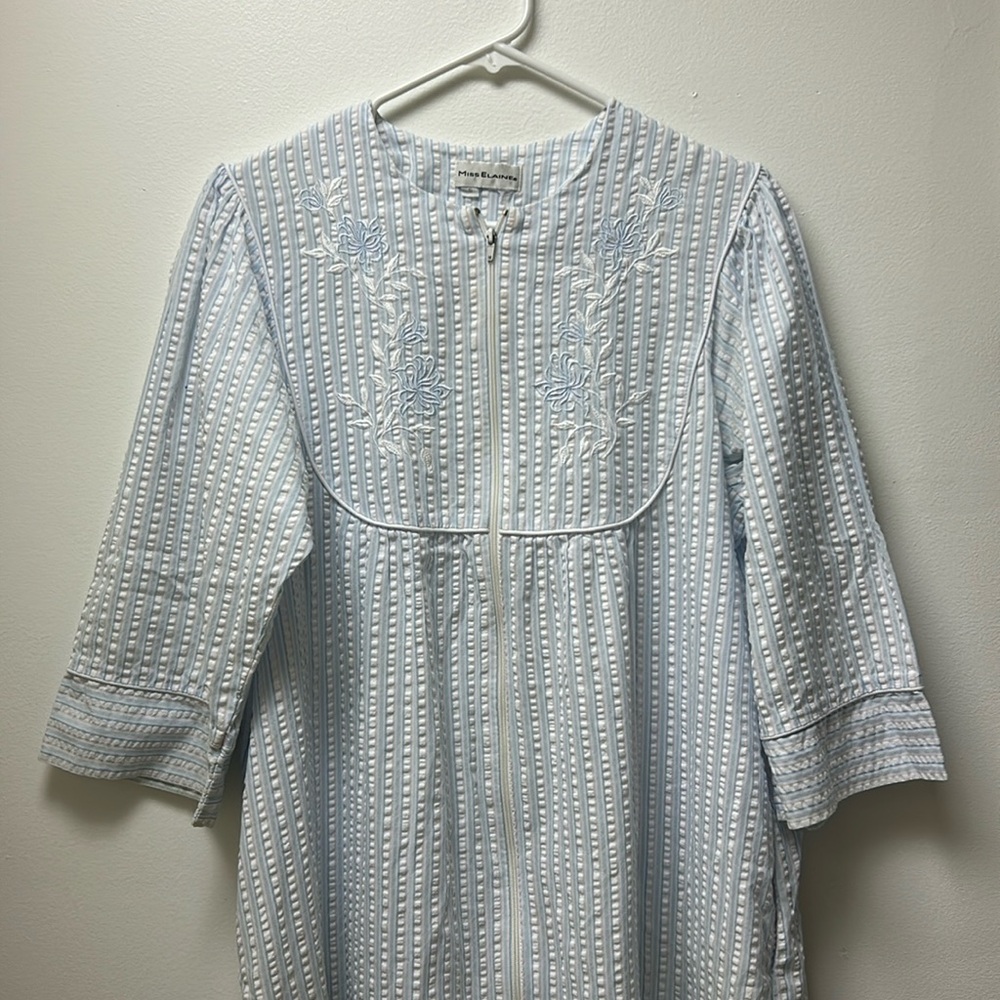 MISS ELAINE embroidered full zipper front DUSTER ROBE seersucker women’s size S